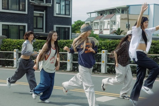 뉴진스 &#039;하우 스윗&#039; 활동 콘셉트/사진=어도어