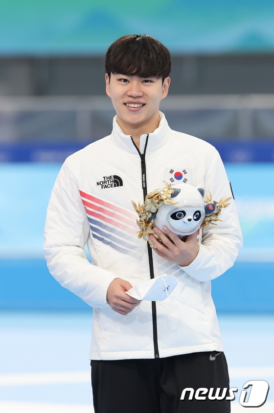 김민석이 2022 베이징동계올림픽 스피드 스케이팅 남자 1500m에서 동메달을 차지한 후 시상식에서 웃고 있다. /사진=뉴스1