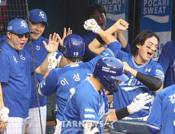 삼성 라이온즈 이성규(가운데)가 12일 서울 잠실구장에서 열린 두산 베어스와 2024 신한 SOL뱅크 KBO리그 방문경기에서 3회말 투런 홈런을 날린 뒤 더그아웃에서 동료들의 축하를 받고 있다. /사진=김진경 대기자