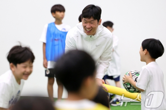 한국축구 레전드 박지성이 12일 오후 서울 종로구 국립현대미술관 서울관에서 열린 &#039;박지성과 함께하는 MMCA 플레이 : 주니어풋살&#039;에서 축구 꿈나무들과 즐겁게 뛰어놀고 있다. /사진=뉴스1 제공