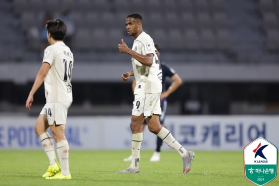 에드가가 득점 후 엄지를 치켜세우고 있다(오른쪽). /사진=한국프로축구연맹 제공