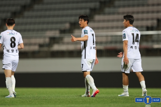 동료들을 격려하는 구자철(가운데)의 모습. /사진=한국프로축구연맹