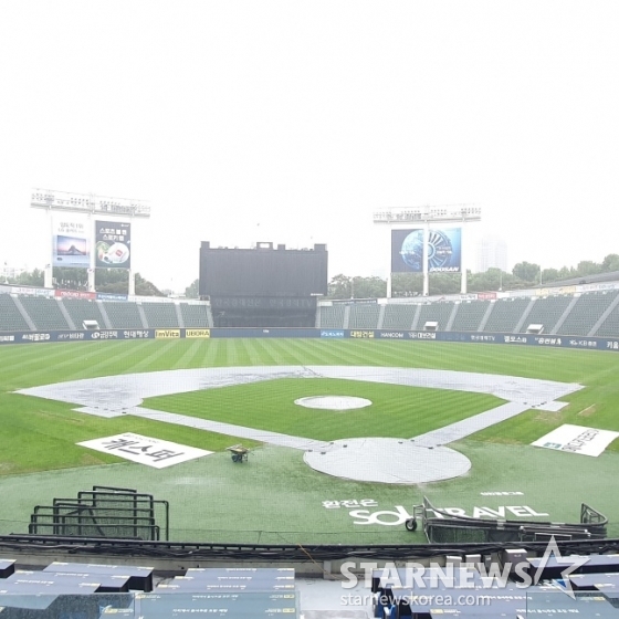 18일 SSG 랜더스와 LG 트윈스의 2024 KBO 신한은행 SOL 뱅크 KBO 리그 정규시즌 경기가 열릴 예정인 잠실야구장. /사진=김동윤 기자