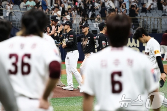 지난 17일 서울 구로구 고척스카이돔에서 열린 프로야구 '2024 신한 SOL 뱅크 KBO리그' kt 위즈와 키움 히어로즈의 경기에서 9대2로 승리한 kt 선수들이 자축하고 있다. /사진=뉴스1