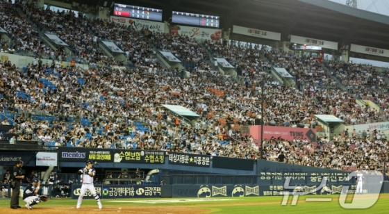 19일 오후 서울 송파구 잠실야구장에서 열린 프로야구 '2024 신한 SOL 뱅크 KBO리그' 두산 베어스와 LG 트윈스의 경기, 수많은 야구팬들이 경기를 관전하고 있다. /사진=뉴스1