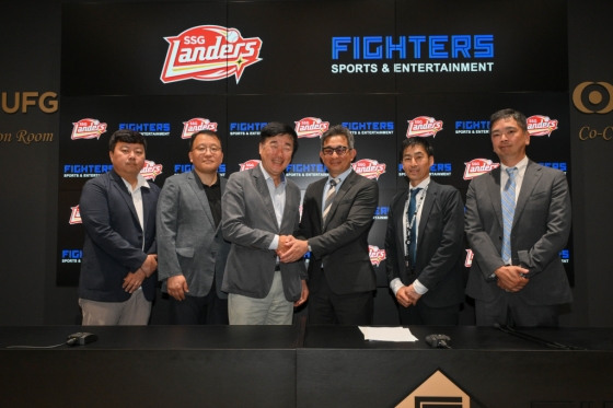  SSG 랜더스와 Fighters Sports &amp; Entertainment의 상호 업무 협약(MOU) 체결식 모습. /사진=SSG 랜더스 제공