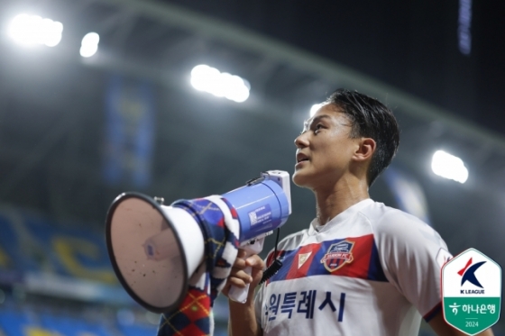 이승우가 지난 21일 인천축구전용구장에서 열린 수원FC 대 인천 유나이티드의 &#039;하나은행 K리그1 2024&#039; 24라운드 종료 후 확성기를 잡고 팬들에게 이야기하고 있다. /사진=한국프로축구연맹 제공