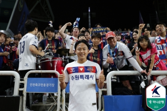  팬들과 함께 사진을 찍는 이승우의 모습. /사진=한국프로축구연맹 제공