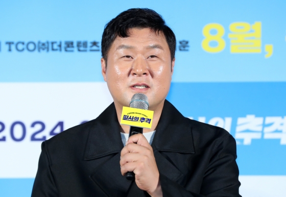 [서울=뉴시스] 김혜진 기자 = 배우 윤경호가 23일 오전 서울 용산구 CGV 용산아이파크몰에서 열린 영화 &#039;필사의 추격&#039;(감독 김재훈) 제작보고회에서 인사말을 하고 있다.  &#039;필사의 추격&#039;은 상극 중에 상극인 사기꾼과 분노조절장애 형사, 그리고 조직 보스가 각자 다른 이유로 제주에 모이며 펼쳐지는 대환장 추격전을 그린 영화로 오는 8월 21일 개봉한다. 2024.07.23. jini@newsis.com /사진=김혜진