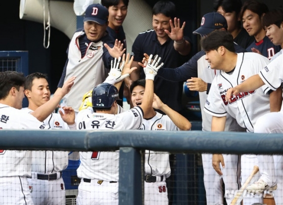 두산 이유찬(가운데)이 23일 키움전에서 득점 후 동료들의 축하를 받고 있다. /사진=뉴시스