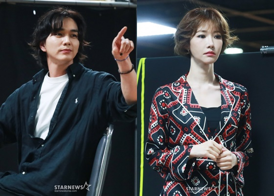 (왼쪽부터) 배우 유승호와 고준희가 24일 오후 서울 성신여대 운정그림캠퍼스에서 진행된 연극 &#039;엔젤스 인 아메리카&#039; 연습실 현장 공개 행사에서 열연하고 있다. /2024.07.24 /사진=이동훈