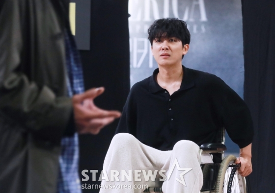 배우 손호준이 24일 오후 서울 성신여대 운정그림캠퍼스에서 진행된 연극 &#039;엔젤스 인 아메리카&#039; 연습실 현장 공개 행사에서 열연하고 있다. /2024.07.24 /사진=이동훈