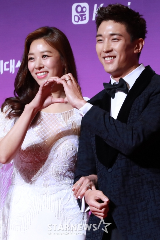 장신영-강경준 커플이 30일 오후 서울 마포구 SBS프리즘센터에서 열린 &#039;2017 SBS 연예대상&#039;시상식 레드카펫 행사에 참석하고 있다. /사진=임성균 기자 tjdrbs23@