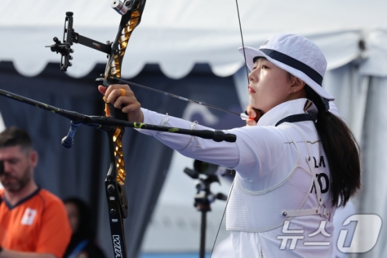  임시현이 25일(한국시간) 프랑스 파리의 레쟁발라드에서 열린 2024 파리 올림픽 양궁 여자부 개인 랭킹라운드에서 과녁을 겨냥하고 있다. /사진=뉴스1 제공