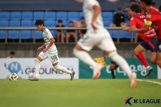 경기에 집중하는 전북현대 U18의 진태호(왼쪽). /사진=한국프로축구연맹 제공