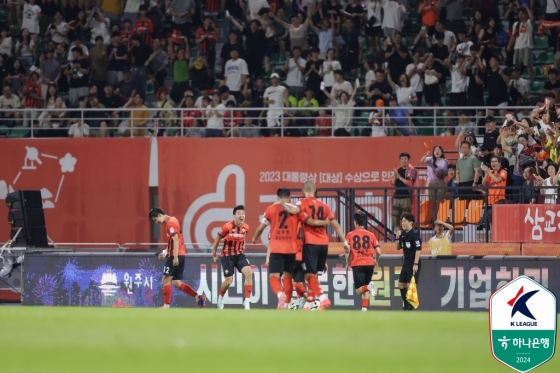 기뻐하는 강원FC 선수들. /사진=한국프로축구연맹 제공