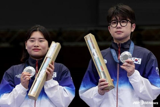 2024 파리올림픽 혼성 10m 공기소총에서 은메달을 차지한 금지현(왼쪽)과 박하준. /AFPBBNews=뉴스1