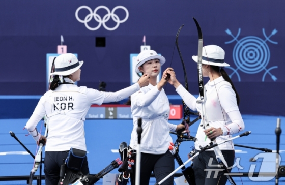 대한민국 양궁대표팀 임시현, 남수현, 전훈영이 29일(한국시간) 프랑스 파리 레쟁발리드 특설 사로에서 열린 2024 파리올림픽 양궁 여자 단체전 중국과의 결승전에서 서로 격려하고 있다. /사진=뉴스1