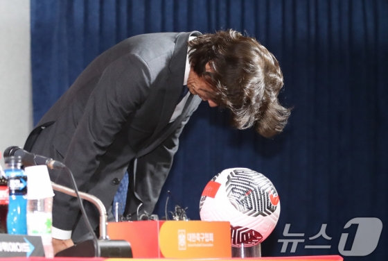 홍명보 대한민국 축구 국가대표팀 감독이 29일 오전 서울 종로구 신문로 축구회관에서 열린 취임 기자회견에서 고개를 숙이고 있다. /사진=뉴스1