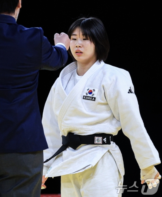 대한민국 유도대표팀 허미미 선수가 29일 오후 (한국시간) 프랑스 파리 샹 드 마르스 아레나에서 진행된 파리올림픽 유도 여자 -57kg 토너먼트 16강 이스라엘의 팀나 넬슨 레비 선수와의 경기에서 심판에게 지도를 받고 있다. /사진=뉴스1