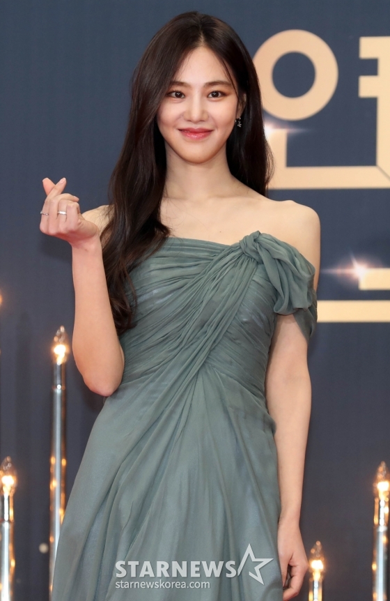 배우 한지은이 31일 오후 서울 여의도 KBS홀에서 열린 &#039;KBS 연기대상&#039; 레드카펫 행사에 참석해 포즈를 취하고 있다. 2022.12.31