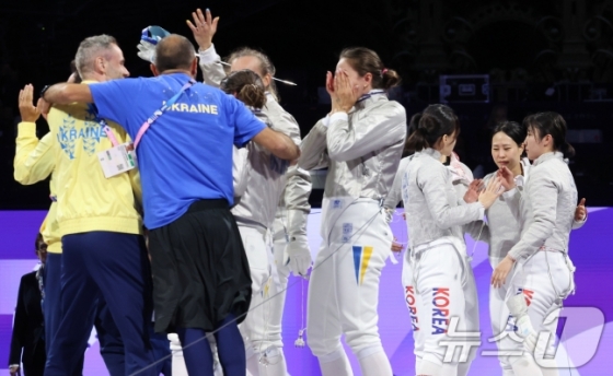  대한민국 펜싱 대표팀 윤지수, 전하영, 최세빈, 전은혜 선수(오른쪽)가 4일(한국시간) 프랑스 파리 그랑 팔레에서 열린 2024 파리올림픽 여자 사브르 단체 금메달 결정전 우크라이나와의 경기에서 은메달을 확정 지은 후 서로 격려하고 있다. /사진=뉴스1