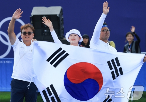 대한민국 양궁 대표팀 선수가 김우진, 임시현, 박성수 감독이 2일 오후(한국시간) 프랑스 파리 앵발리드에서 진행된 파리올림픽 양궁 혼성 단체 금메달 결정전 독일의 미셸 크로펜, 플로리안 칼룬드 조와의 경기에서 금메달을 확정지은 후 기뻐하고 있다. /사진=뉴스1