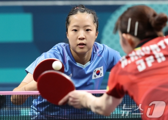 대한민국 탁구 대표팀 신유빈이 3일(한국시간) 프랑스 파리 사우스 파리 아레나 4에서 열린 '2024 파리올림픽' 탁구 여자 단식 동메달 결정전에서 일본 히나 하야타 선수와 맞대결을 펼치고 있다. /사진=뉴스1