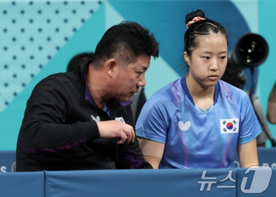 대한민국 탁구 대표팀 신유빈(오른쪽)이 3일(한국시간) 프랑스 파리 사우스 파리 아레나 4에서 열린 '2024 파리올림픽' 탁구 여자 단식 동메달 결정전 일본 히나 하야타와의 경기에서 오광헌 감독과 대화하고 있다. /사진=뉴스1