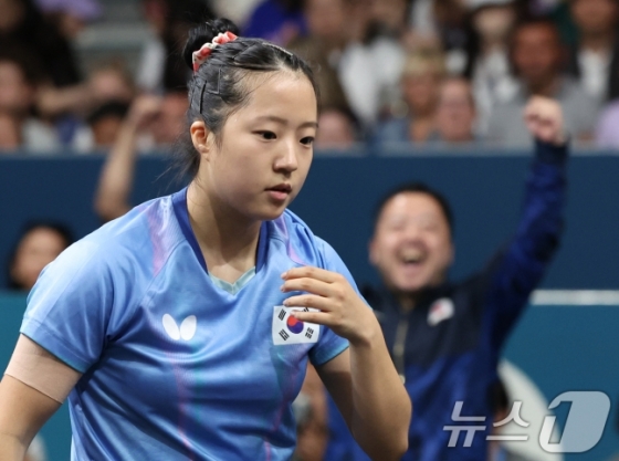  대한민국 탁구 대표팀 신유빈이 3일(한국시간) 프랑스 파리 사우스 파리 아레나 4에서 열린 '2024 파리올림픽' 탁구 여자 단식 동메달 결정전 일본 히나 하야타와의 경기에서 실점에 아쉬워 하고 있다. /사진=뉴스1