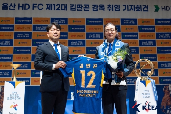 김판곤(오른쪽) 감독이 울산 12번 유니폼을 들고 미소짓고 있다. /사진=한국프로축구연맹 제공