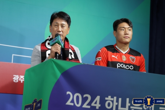 박태하(왼쪽) 감독과 이호재. /사진=대한축구협회(KFA) 제공