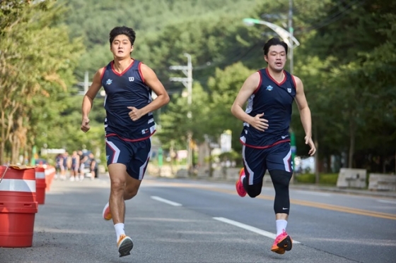 KCC 이승현(오른쪽)이 태백 전지훈련에서 인터벌 훈련을 하고 있다. /사진=부산 KCC 제공 