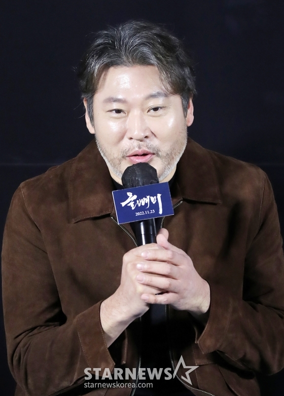 배우 최무성이 18일 오전 서울 용산구 CGV 아이파크몰에서 열린 영화 &#039;올빼미&#039; 제작보고회에 참석해 인사말을 하고 있다.  &#039;올빼미&#039;는 밤에만 앞이 보이는 맹인 침술사가 세자의 죽음을 목격한 후 진실을 밝히기 위해 벌이는 하룻밤의 사투를 그린 스릴러로 오는 11월 23일 개봉 예정이다. 2022.10.18