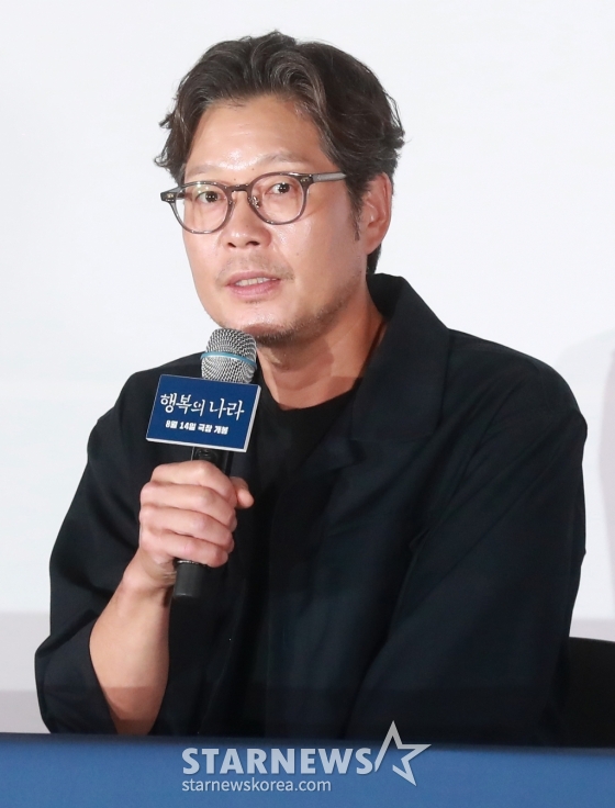 배우 유재명이 6일 오후 서울 CGV용산아이파크몰에서 진행된 영화 '행복의 나라'(감독 추창민) 언론시사회 및 기자간담회에 참석해 질문에 답하고 있다. /2024.08.06 /사진=이동훈