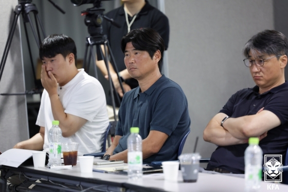 이창원(가운데) U-20 대표팀 감독. /사진=대한축구협회(KFA) 제공