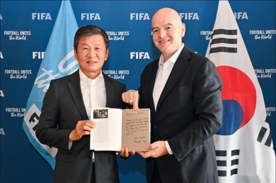 정몽규(왼쪽) 대한축구협회장과 잔니 인판티노 FIFA 회장이 '축구의 시대'를 들고 포즈를 취하고 있다. /사진=잔니 인판티노 개인 사회관계망서비스(SNS)