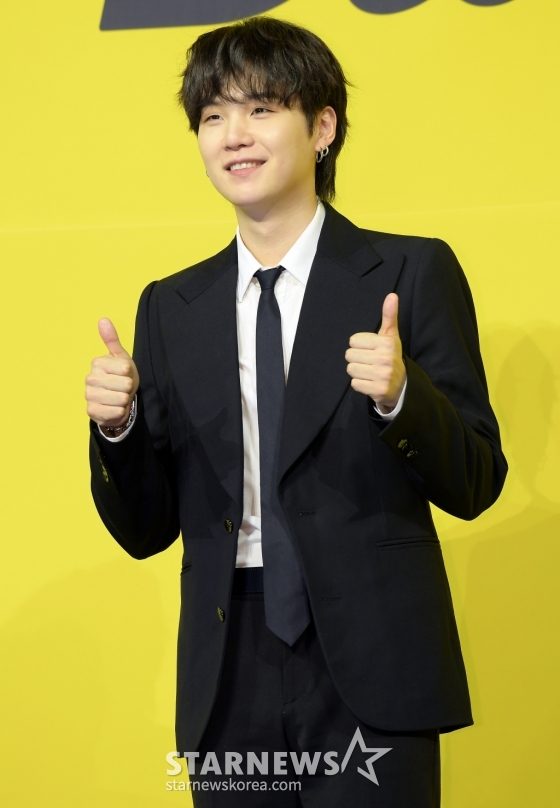 방탄소년단(BTS) 슈가가 21일 오후 서울 송파구 방이동 올림픽홀에서 진행된 새 싱글앨범 &#039;Butter&#039; 발매 기념 쇼케이스에서 포즈를 취하고 있다. /사진=김창현 기자 chmt@