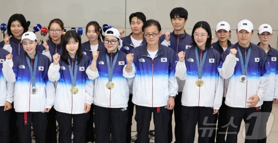 사격 대표팀 선수단이 귀국 후 기념촬영을 하고 있다. /사진=뉴스1