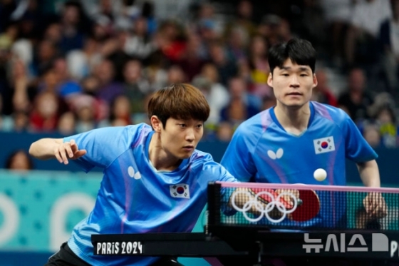 한국 탁구 남자 대표팀의 조대성(왼쪽)과 장우진이 7일(한국시간) 프랑스 파리의 사우스 파리 아레나에서 열린 2024 파리올림픽 탁구 남자 단체전 8강전에서 중국 대표팀과 경기하고 있다. /사진=뉴시스 제공