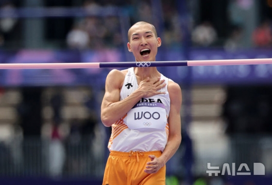  우상혁이 7일(현지시각) 프랑스 파리 스타드 드 프랑스에서 열린 2024 파리 올림픽 육상 남자 높이뛰기 예선에서 2m27을 2차 시기에 성공한 뒤 기뻐하고 있다. /사진=뉴시스