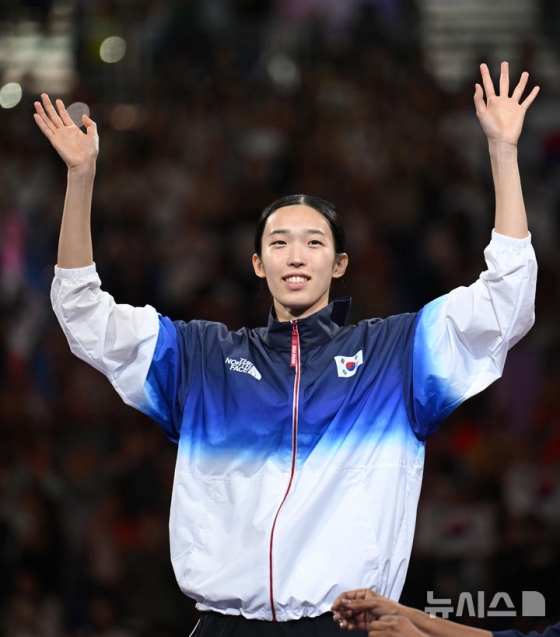 금메달을 확정한 김유진이 8일(현지시간) 프랑스 파리 그랑 팔레에서 열린 2024 파리 올림픽 태권도 여자 57kg급 시상식에서 시상대에 올라 기뻐하고  있다. /사진=뉴시스