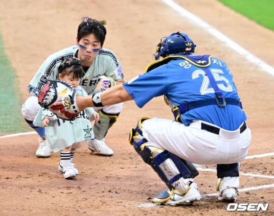 KIA 박찬호(맨 왼쪽)가 지난달 2024 KBO 올스타전에서 첫째 딸 박새얀 양(왼쪽에서 두 번째)을 지켜보고 있다. 