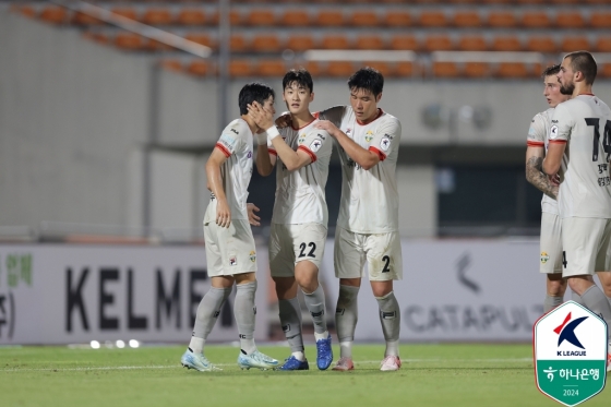 이상헌(가운데)이 골을 넣은 뒤 양민혁(가장 왼쪽)의 볼을 만져주고 있다. /사진=한국프로축구연맹