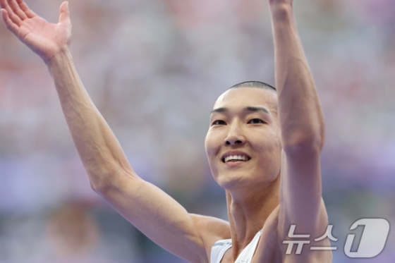 대한민국 대표팀 우상혁이 11일(한국시간) 프랑스 파리 스타드 드 프랑스에서 열린 2024 파리 올림픽 남자 육상 높이뛰기 결선에서 2.31m 3차시기를 앞두고 관중들의 호응을 유도하고 있다. /사진=뉴스1