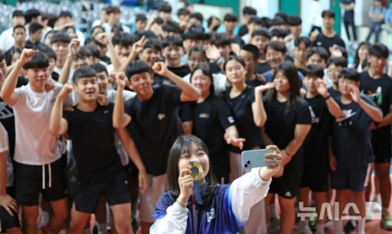 반효진(가운데)이 12일 대구체고에서 재학생들과 셀카를 찍고 있다. /사진=뉴시스