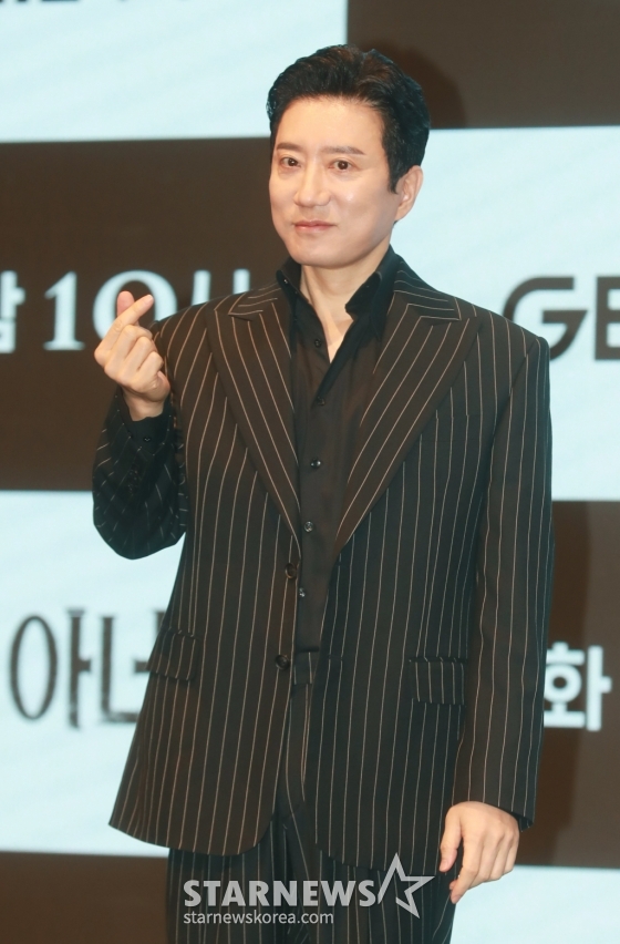 배우 김명민이 12일 오후 서울 구로구 더 세인트에서 진행된 지니TV 드라마 &#039;유어 아너&#039; 제작발표회에 참석해 포즈를 취하고 있다.  자식을 위해 괴물이 되기로 한 두 아버지의 부성 본능 대치극 &#039;유어 아너&#039;는 오늘(12일) 첫 방송된다. /2024.08.12 /사진=이동훈