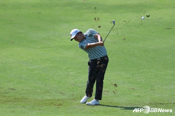 이경훈이 12일 PGA 투어 윈덤 챔피언십 4라운드에서 아이언샷을 날리고 있다. /AFPBBNews=뉴스1