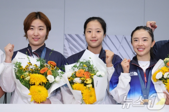 2024 파리 올림픽 일정을 마친 대한민국 탁구 대표팀 이은혜(왼쪽부터), 전지희, 신유빈이 12일 오후 인천국제공항 제2여객터미널을 통해 귀국, 기념 촬영을 하고 있다. /사진=뉴스1