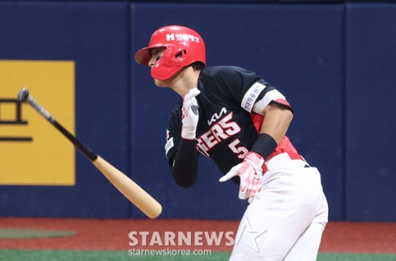  &#039;2024 신한 SOL 뱅크 KBO리그&#039; 키움-KIA전이 13일 서울 고척스카이돔에서 열렸다.  KIA 김도영이 1회초 2사에서 중전 안타를 날리고 있다. /사진=김진경 대기자